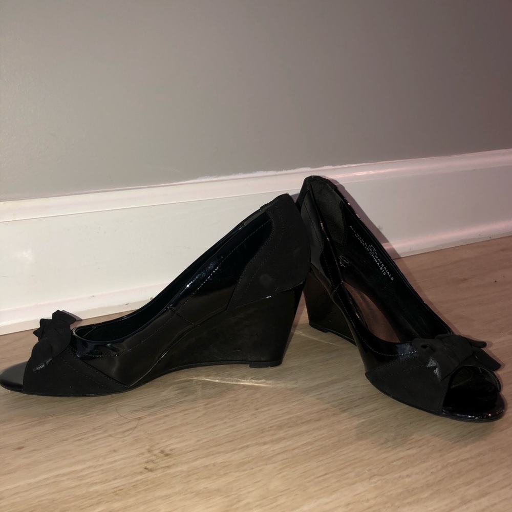 Cute black lacquered wedges